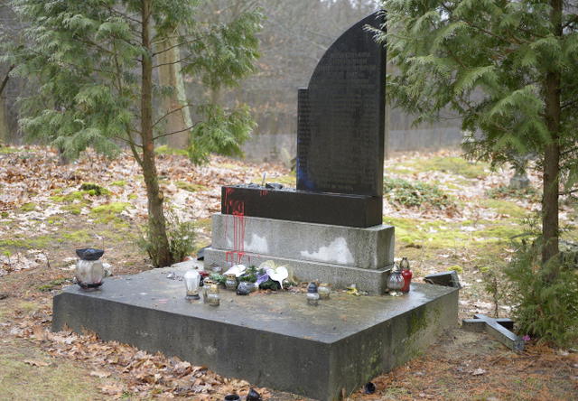 упа памятник вандализм