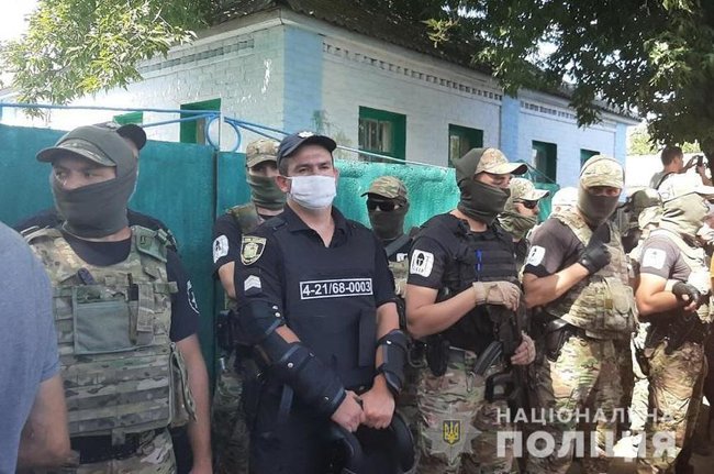 Дом ромов забросали камнями и яйцами на Харьковщине 03