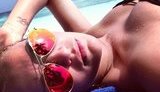 20-летняя дочь Добкина хвастается своими приключениями на Мальдивах: в купальнике и с сигарой. ФОТОрепортаж