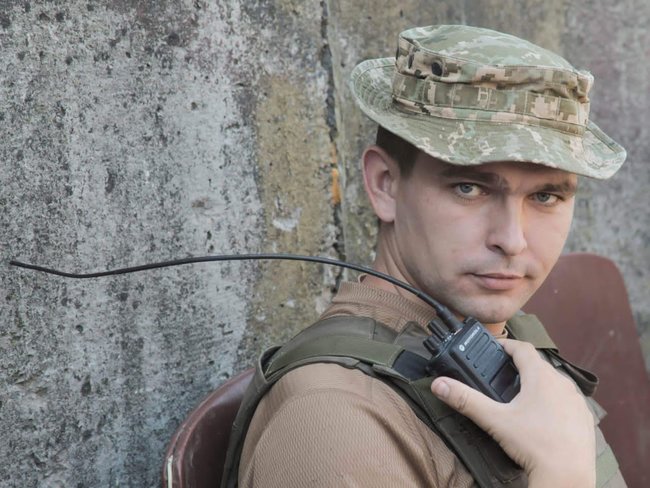 Командир батальйону Михайло Дзерин: Коли ми зрозуміли, що оточені, тривалий час трималися, тому що по нас лупашили, а у нас жодної втрати. Ніхто і не боявся. Артилерія наша тоді працювала прекрасно 01