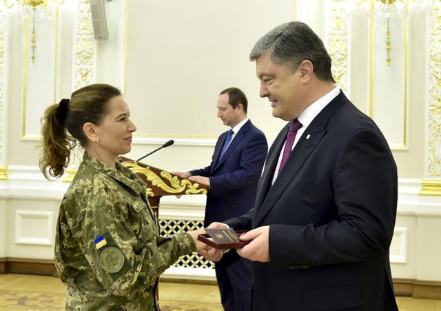 Порошенко наградил выдающихся украинок 02
