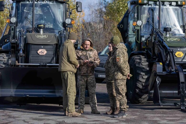 Петро Порошенко привіз допомогу на фронт