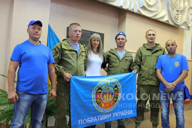 Меморіальну дошку українському воїну Денису Синюку встановили в Полтавському політехнічному коледжі 02