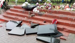 У столиці зруйнували пам'ятник Небесній сотні: над вандалом намагаються влаштувати самосуд. ФОТОрепортаж+ВІДЕО