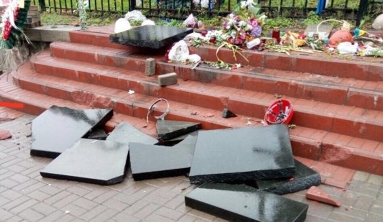 У столиці зруйнували пам'ятник Небесній сотні: над вандалом намагаються влаштувати самосуд. ФОТОрепортаж+ВІДЕО