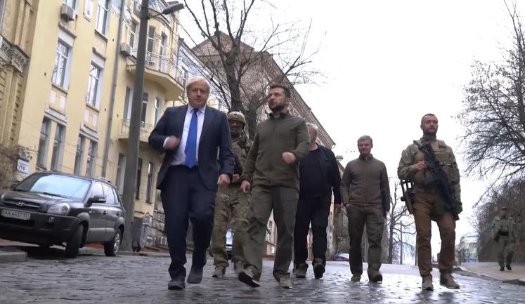 Zelensky and Johnson walked streets of Kyiv: Let's do everything to have next meeting under peaceful sky. VIDEO