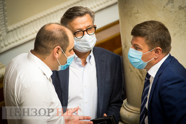 Предвыборные страсти в партийных чатах, красное платье Пидласой и фотопоказ от Янченко, - работа Рады 14 июля 24