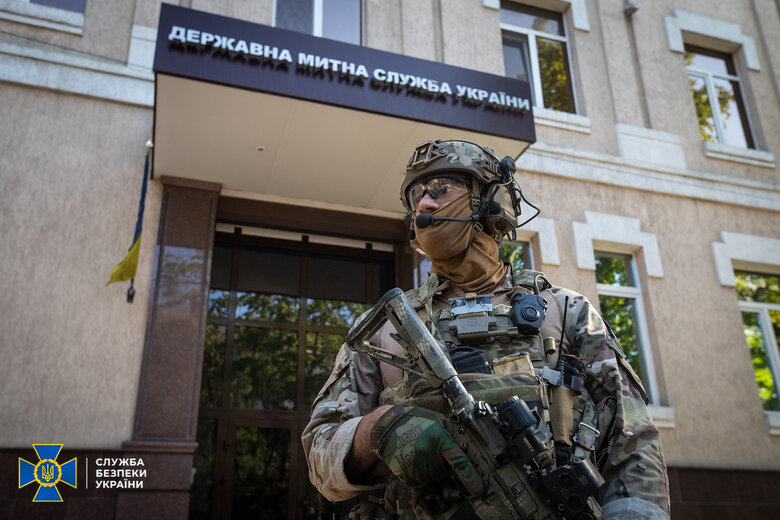 СБУ проводить 28 обшуків у Митній службі