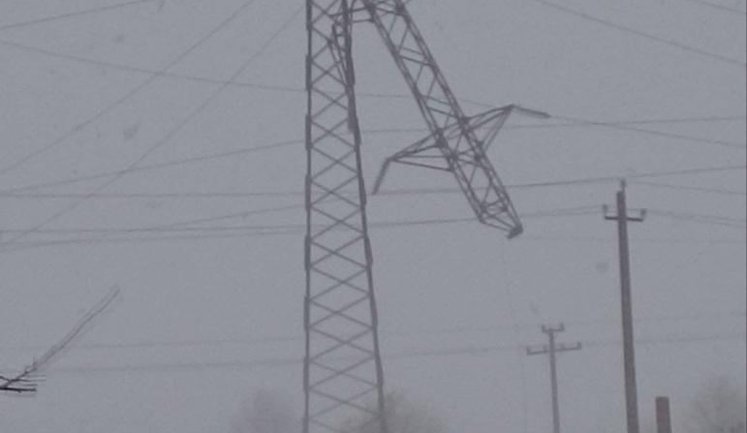 Є знеструмлення у трьох областях через ворожі обстріли, ще у семи - через погодні умови, - Міненерго