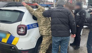 Офіцер ТЦК на Київщині за $4 тис. обіцяв допомогти оновити облікові дані без мобілізації. Його затримали. ФОТО