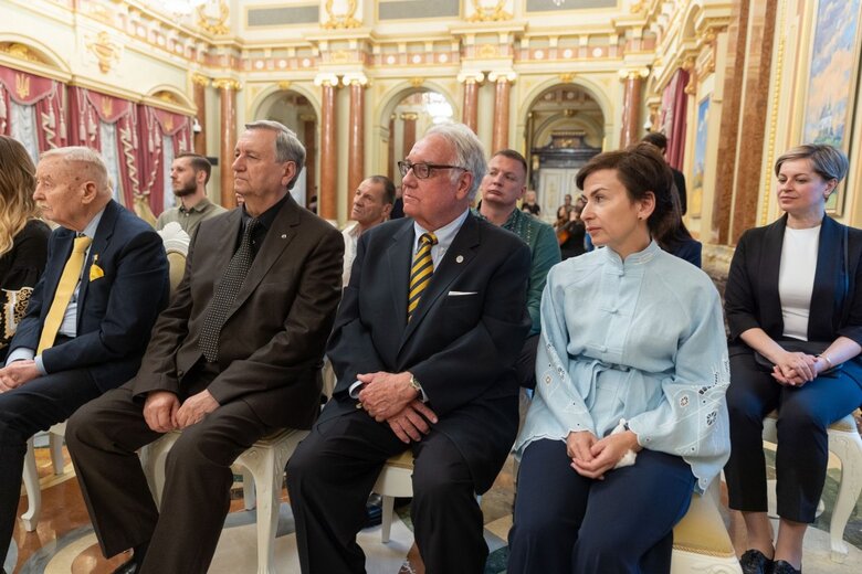 Церемонія вркучення нагороди Національна легенда України