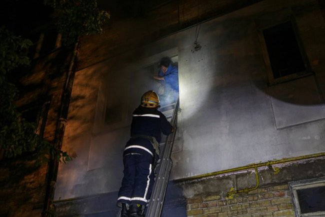 Пожежники в Києві евакуювали 33 людей із палаючої багатоповерхівки 01