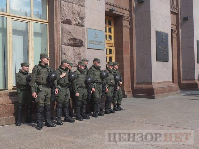Киевсовет приравнял воинов добробатов к участникам АТО: во время попытки активистов пройти в зал заседаний произошла потасовка 16