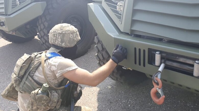 Порошенко на Донетчине передал итальянские бронемашины MLS SHIELD десантникам 79-й бригады 03