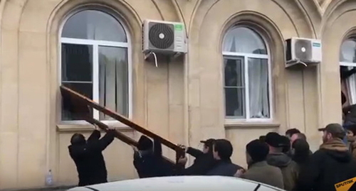 В оккупированной Россией Абхазии протестующие штурмуют администрацию президента 13
