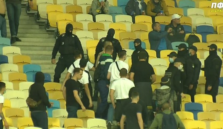 Попросили не палити фаєри: чотири людини постраждали під час бійки на трибунах НСК "Олімпійський". ВIДЕО