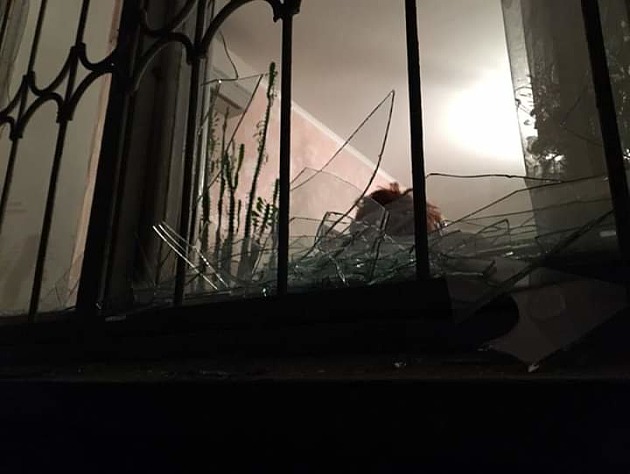 В центре Бердянска взорвался автомобиль: взрывной волной выбило стекла в домах 14