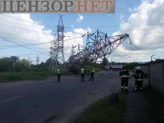 Грузовик снес электроопору на столичной Троещине 02