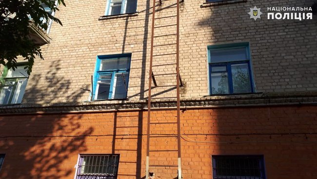 Поліцейські вмовили 12-річного хлопчика не стрибати з балкона на Луганщині 02