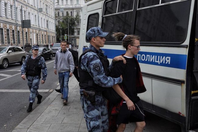 Бессрочный протест в Москве продлился недолго: участников задержали 02