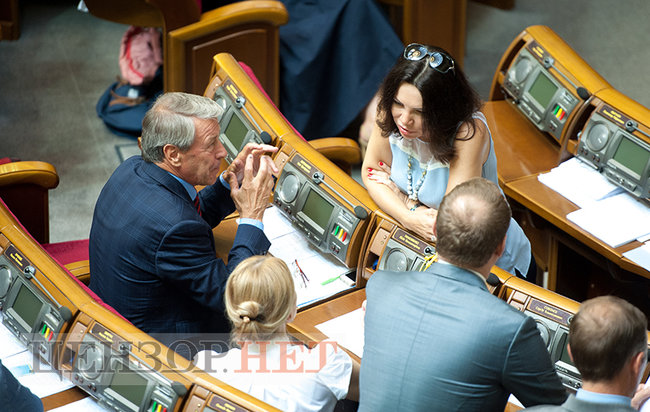Шахов, що голосує за чотирьох, Ляшко в касці і розмова Новинського з Воропаєвим, - день роботи ВР 20 червня 10