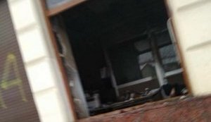 Невідомі кинули пляшку із займистою сумішшю у вікно відділення "Сбербанку" у Львові. ФОТО