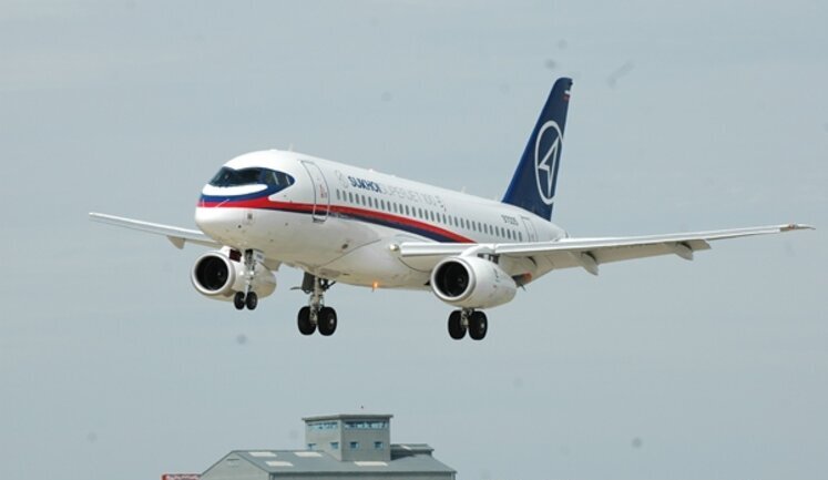 У російського літака Sukhoi Superjet у повітрі відірвалася обшивка двигуна, - РосЗМІ. ФОТО