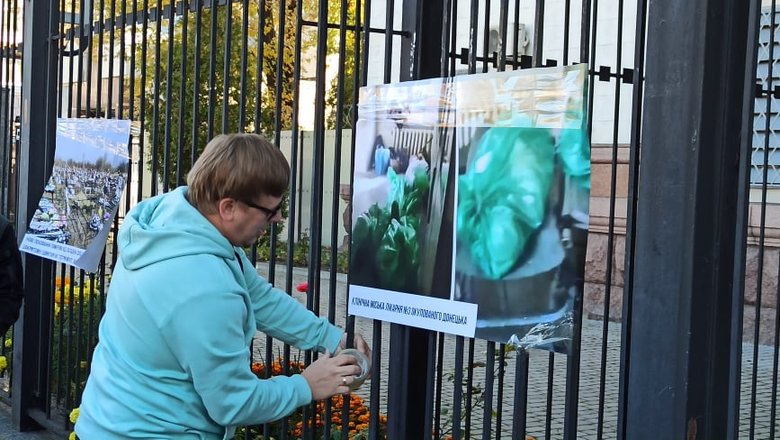 Россия сделала из Донбасса концлагерь: активисты принесли мешки с трупами под посольство РФ в Киеве - требуют открыть КПВВ 05 Россия сделала из Донбасса концлагерь: активисты принесли мешки с трупами под посольство РФ в Киеве - требуют открыть КПВВ 05