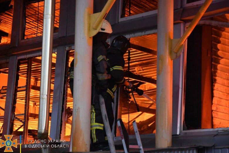 Fire caused by Russian cruise missile was extinguished in Odessa 06