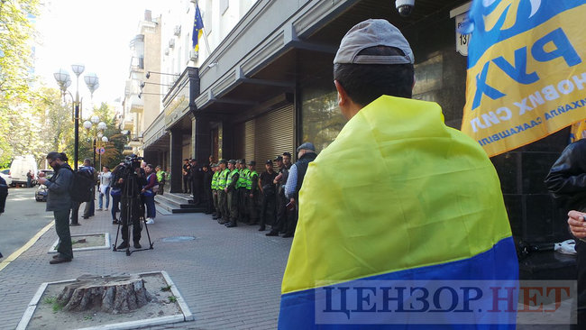 ФСБ+ГПУ=дружба?: активісти пікетують ГПУ проти екстрадиції в РФ Тумгоєва 05