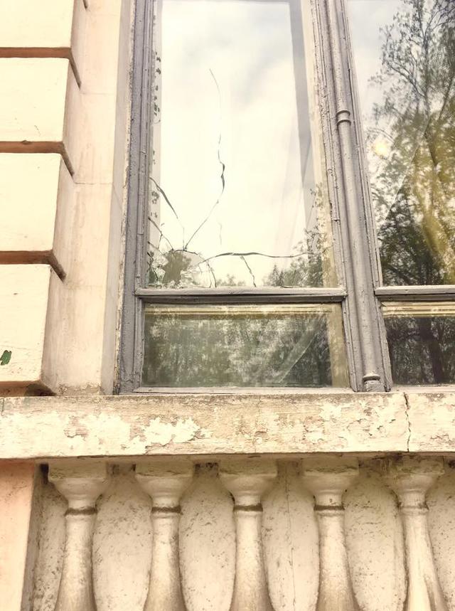 Неизвестные разбили окна в здании Института нацпамяти, - Вятрович 01
