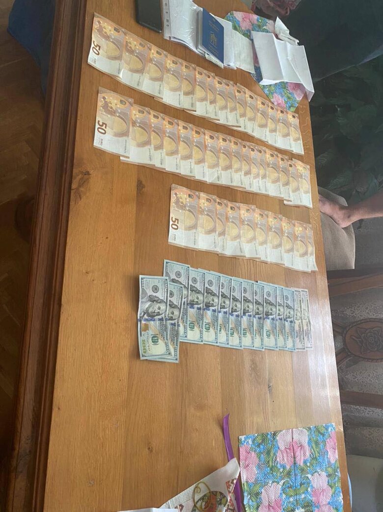 На Прикарпатті намагалися продати автомобіль швидкої. Затримано працівників благодійної організації, які наживались на гумдопомозі 03