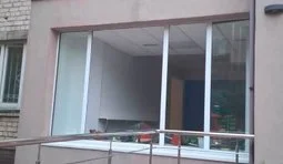 Під час атаки РФ пошкоджено адмінбудівлю ГУ ДПС у Києві. ФОТОрепортаж