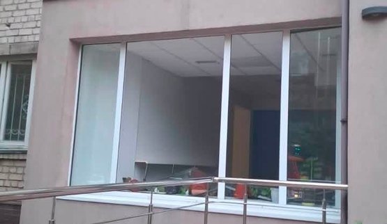 Під час атаки РФ пошкоджено адмінбудівлю ГУ ДПС у Києві. ФОТОрепортаж