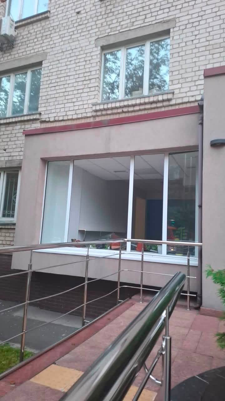Через атаку РФ пошкоджено адмінбудівлю ГУ ДПС у Києві