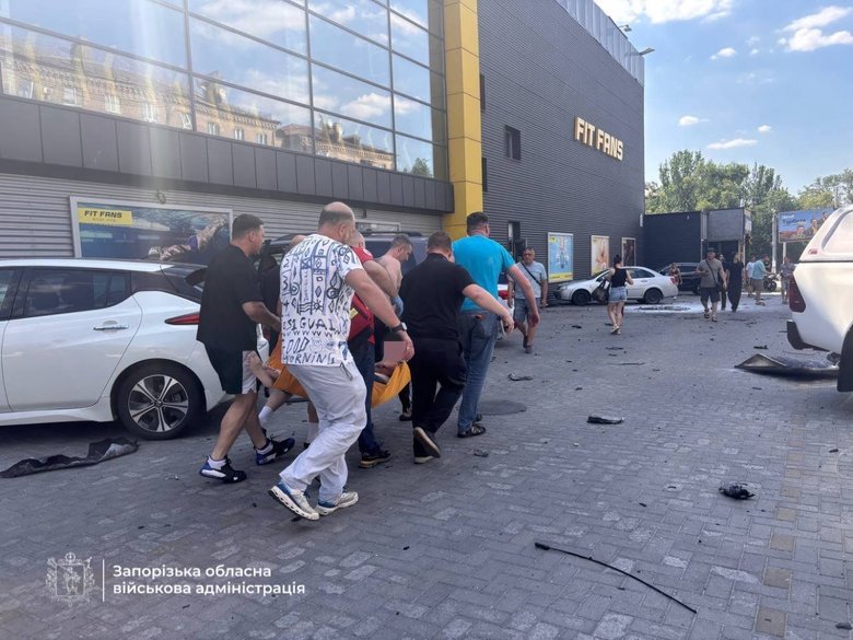 Росія атакувала Запоріжжя: пошкоджено багатоповерхівку та фітнес-центр, є постраждалі