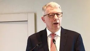 Фернан Картайзер закликає депутатів ЄП їхати на форум до Путіна
