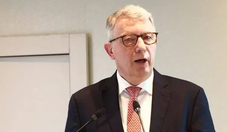 Депутат Європарламенту Картайзер закликає колег їхати на форум у Росію, - Politico