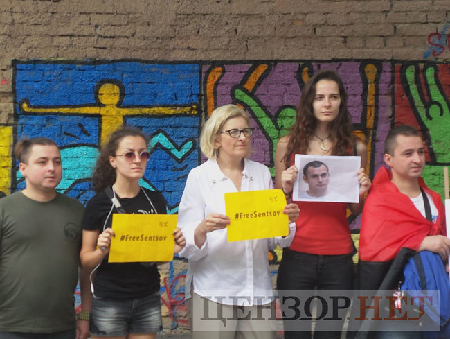 Врятуйте в’язнів Кремля, - активісти пікетували офіс Червоного Хреста з проханням вимагати від РФ доступу до українських політвязнів 07