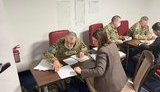 Депутати Київради записуються в кулуарах до тероборони. ФОТО