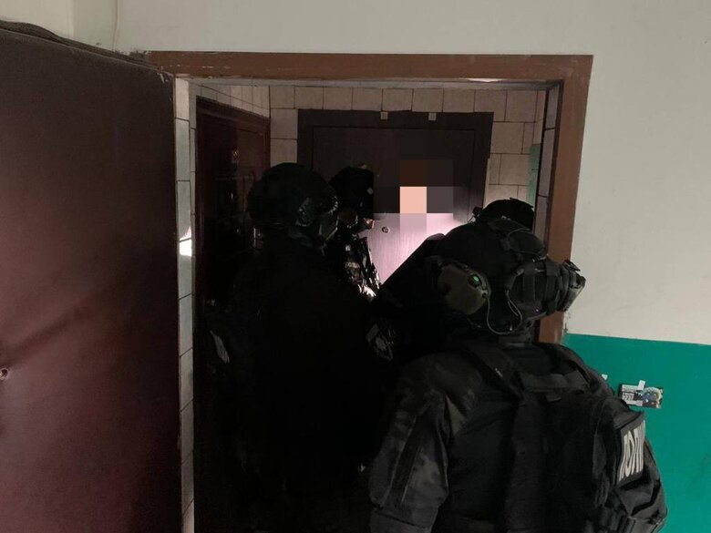 Столичні правоохоронці викрили групу осіб, які били та калічили підприємця, вимагаючи криптовалюту 08