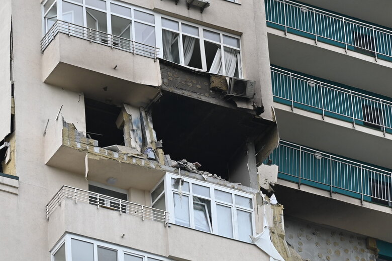 Последствия падения обломков вражеской ракеты на многоэтажку в Соломенском районе Киева 32