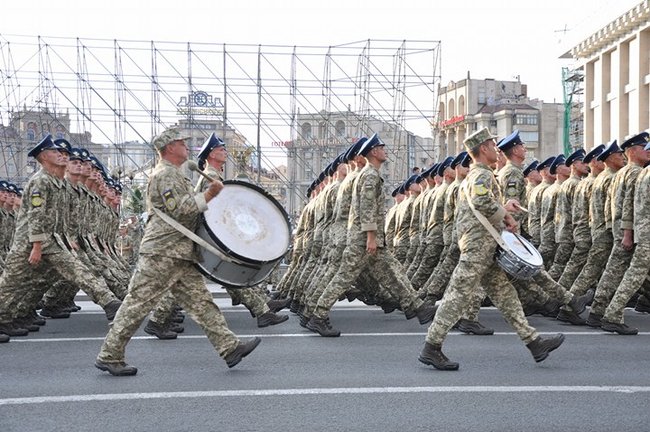 Від Точки-У до Джавелінів: вражаючі кадри 250 одиниць бойової техніки на Хрещатику 18
