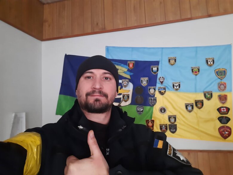 Головний патрульний Херсонської області Іван Базаренко, позивний Хірург: Командування дивувалося: на аеродромі Кульбакине патрульний поліцейський командує військовими 03 Головний патрульний Херсонської області Іван Базаренко, позивний Хірург: Командування дивувалося: на аеродромі Кульбакине патрульний поліцейський командує військовими 03