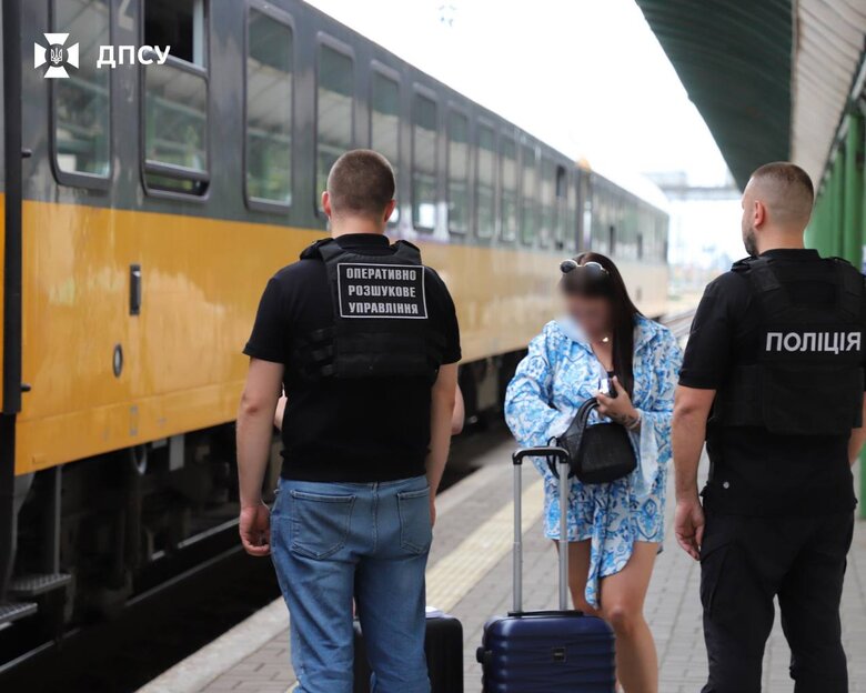 Прикордонники затримали організаторку торгівлі людьми в Катар