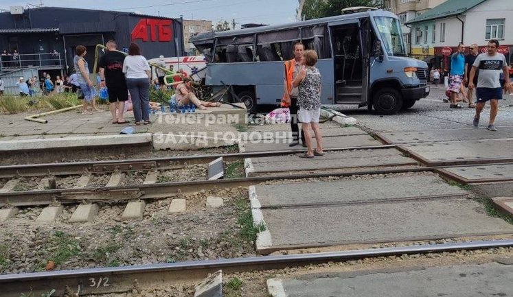 Потяг зіткнувся із маршруткою на Рівненщині: четверо загиблих, 11 травмованих, з яких троє - діти. ВІДЕО+ФОТО (оновлено)