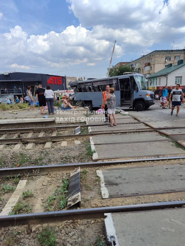 Потяг зіткнувся із маршруткою на Рівненщині: є загиблі