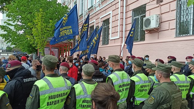 Поліція розділила тітушок і активістів, які пікетують суд щодо обрання запобіжного заходу Медведчуку 12