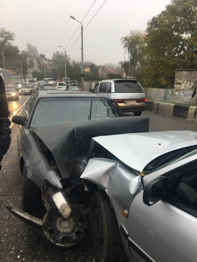Шесть автомобилей столкнулись в Одессе: два человека госпитализированы 01