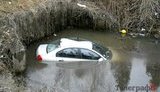 Водитель, чтобы не сбить людей, направил автомобиль в канал, наполенный водой. ФОТОрепортаж
